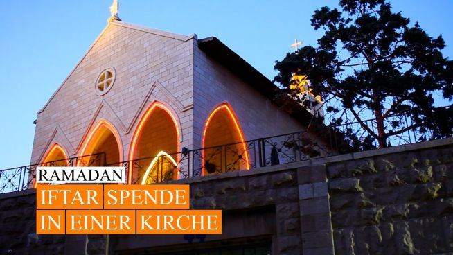 Lerne die christliche Gruppe kennen, die das Iftar in einer Kirche serviert